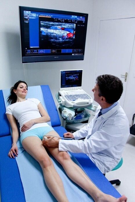 Ultrasound of the veins of the lower extremities to diagnose varicose veins.