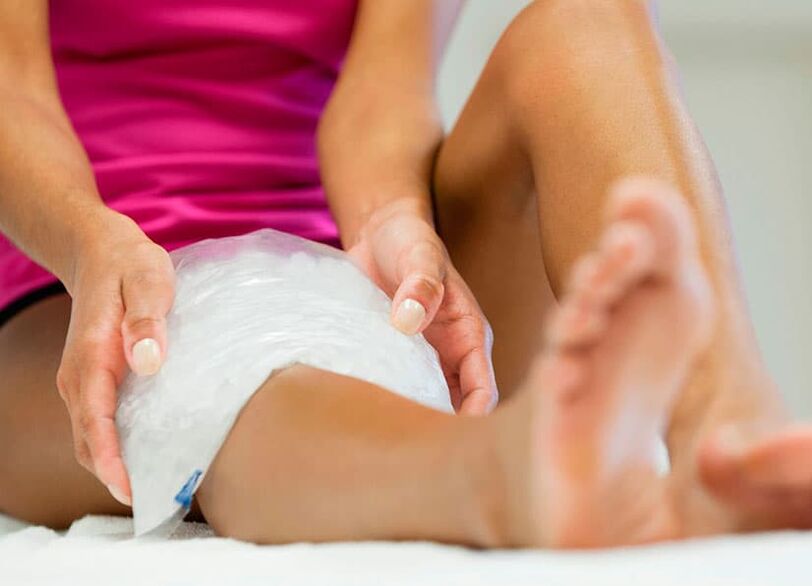 With varicose veins on the legs, it is recommended to make compresses to eliminate pain.